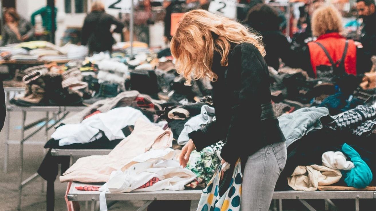 Dame bei wiener Flohmarkt