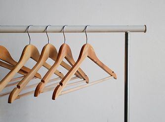 Kleiderstage mit leeren Kleiderbügeln