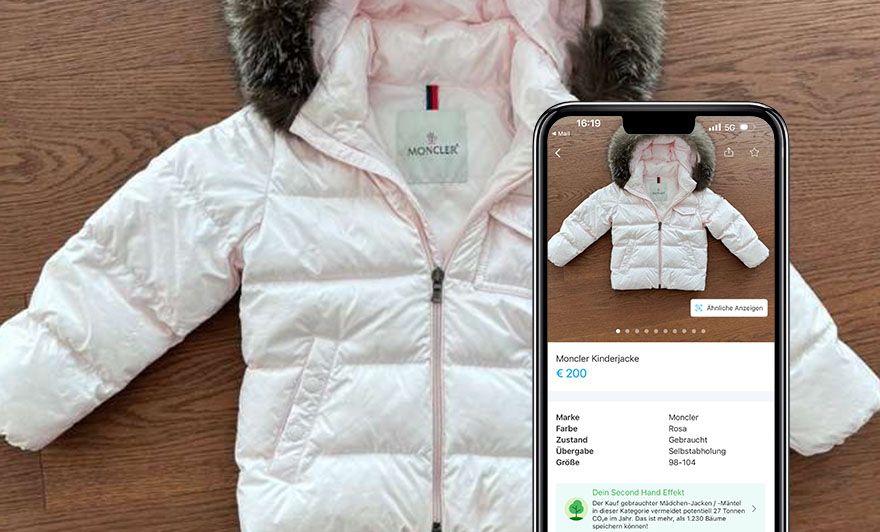 Kinderjacke von Moncler in Blassrosa mit Pelzkragen